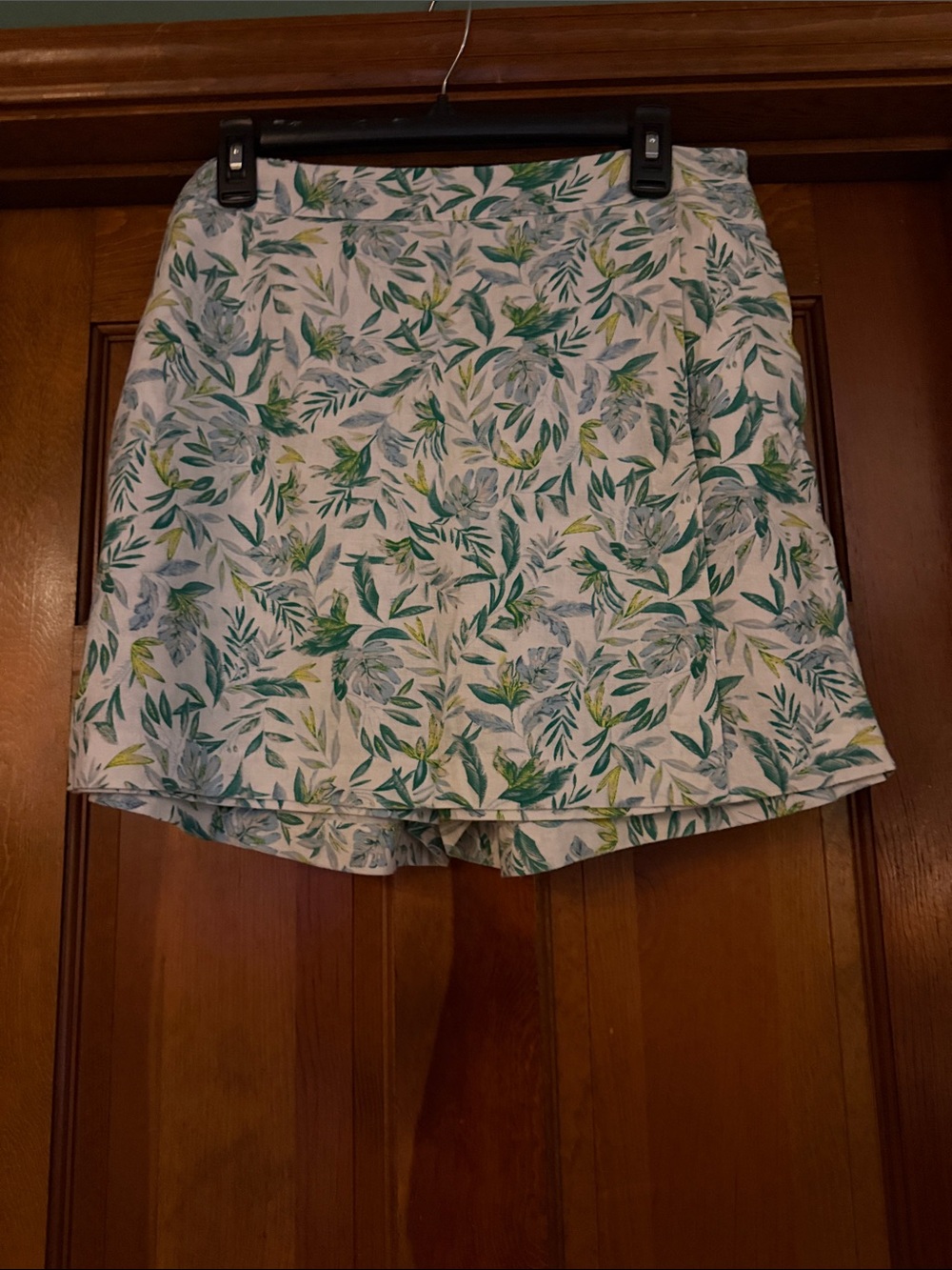 Ellen Tracy White Skort with Green Leaf Print